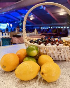 Frische Zitrusfrüchte und Schnäpse im Körbchen an der Bar der Quedlinburger Wiesn