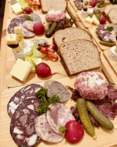 Rustikale Brotzeitbretter mit Wurst, Käse, Schwarzbrot und Radieschen auf der Quedlinburger Wiesn