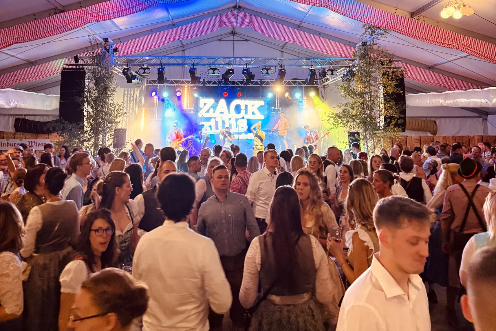 Vollbesetzte Tanzfläche bei der Band "Zack Zillis" auf der Quedlinburger Wiesn 2025 – Oktoberfest Quedlinburg