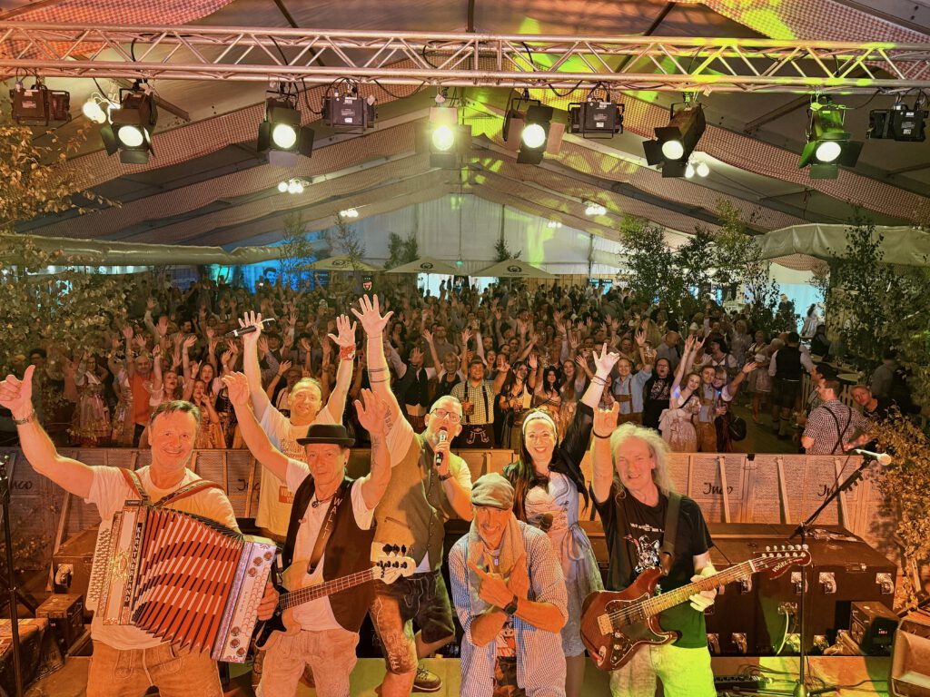 Band mit Akkordeon und Gitarren feiert mit dem Publikum auf der Quedlinburger Wiesn – Oktoberfest Quedlinburg 2025