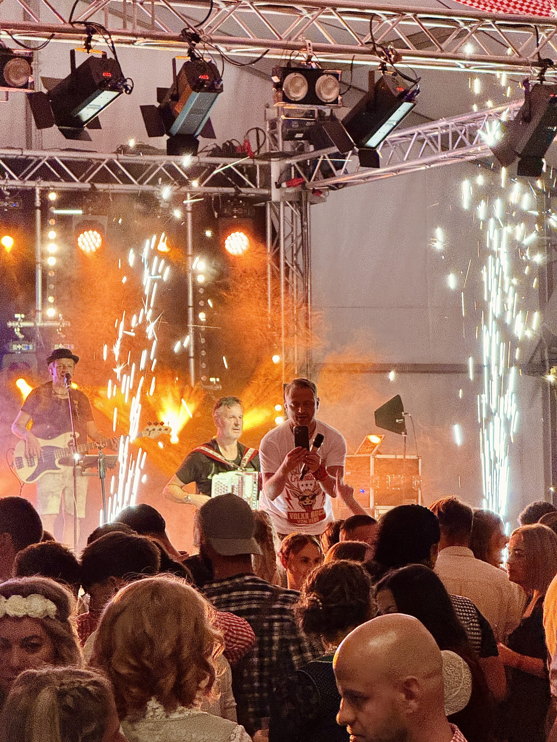 Feuerwerk und Pyrotechnik auf der Bühne der Quedlinburger Wiesn – Oktoberfest Harz