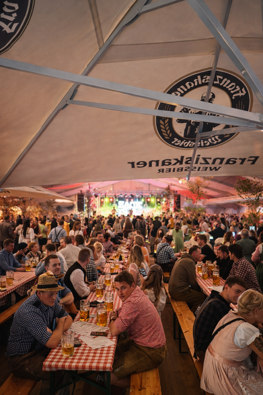 Vollbesetztes Festzelt der Quedlinburger Wiesn mit Maßkrügen und Biergarnitur – Oktoberfest Quedlinburg